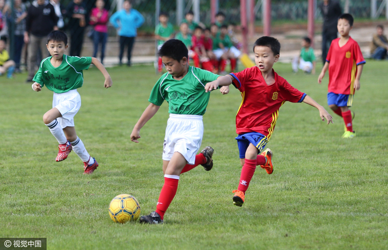 踢球小孩子.jpg