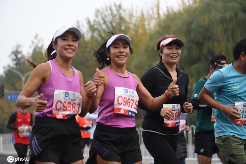 1099天后，我們帶著希望一起完成了北京馬拉松 