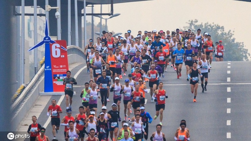 1099天后，我們帶著希望一起完成了北京馬拉松 