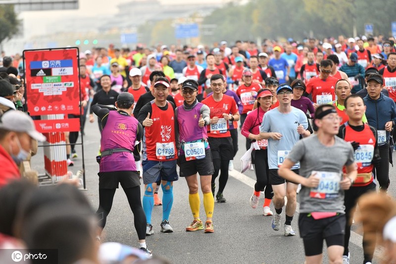 1099天后，我們帶著希望一起完成了北京馬拉松 