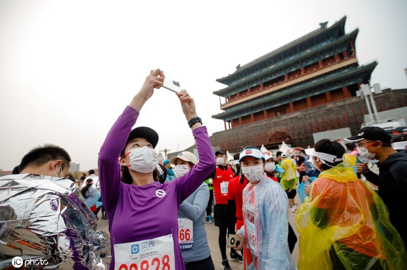 1099天后，我們帶著希望一起完成了北京馬拉松 